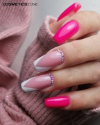 Manicure-hybrydowy.-Paznokcie-pomalowane-lakierem--hybrydowym-w-kolorze-neonowy-rozowy-z-efetm-metalicznym.-Wyk-agnese_naila.webp