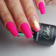 Manicure-hybrydowy-wykonany-z-wykorzystaniem-intensywnego-rozowego-lakieru.-wyk.-Agnieszka-Cendrowska.webp