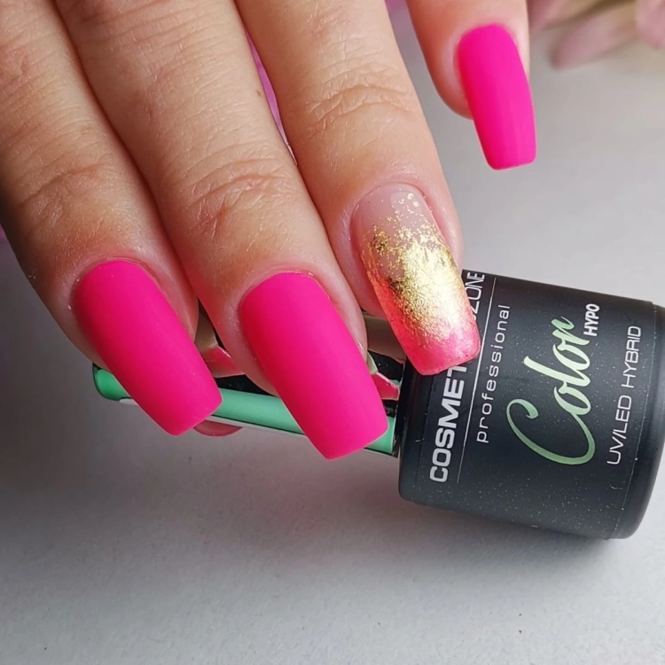 Manicure-hybrydowy-wykonany-z-wykorzystaniem-intensywnego-rozowego-lakieru.-wyk.-Agnieszka-Cendrowska.webp