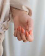 Paznokcie-pomalowane-lakierem-hybrydowym-hipoalergicznym-w-kolorze-jasnobrazowym (1).webp