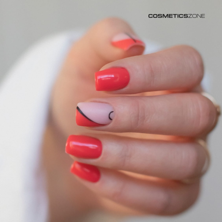 Stylizacja-manicure-wykonana-baza-Gelly-Be-i-lakierami-hybrydowymi-hipoalergicznymi--koralowy-Focus-Rose-A003-i-czarnym-Black-Cat.webp