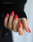 Manicure-hybrydowy.-Paznokcie-pomalowane-lakierem-hybrydowym-hipoalergicznym-w-kolorze-malinowego-rozu.webp