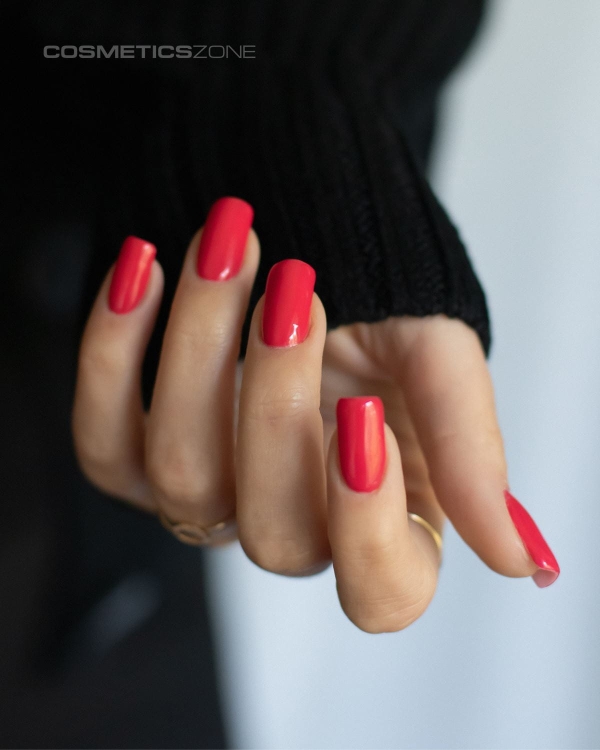 Manicure-hybrydowy.-Paznokcie-pomalowane-lakierem-hybrydowym-hipoalergicznym-w-kolorze-malinowego-rozu.webp
