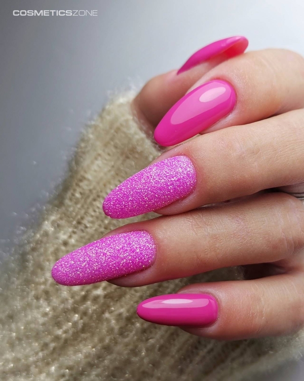 Manicure-hybrydowy.-Paznokcie-pomalowane-lakierem-hybrydowy-hipoalergicznym-w-kolorze-ciemny-roz.-Wykonanie-agnese_nailartist.webp