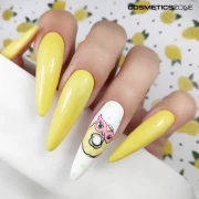 Manicure-wykonany-z-wykorzystaniem-zoltego-lakieru-hybrydowego.-stylizacja-Malgorzata-Wojcik (1).webp