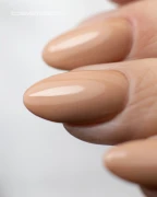 Manicure-hybrydowy.-Paznokcie-pomalowane-lakierem-hybrydowym-w-kolorze-bezowym.webp