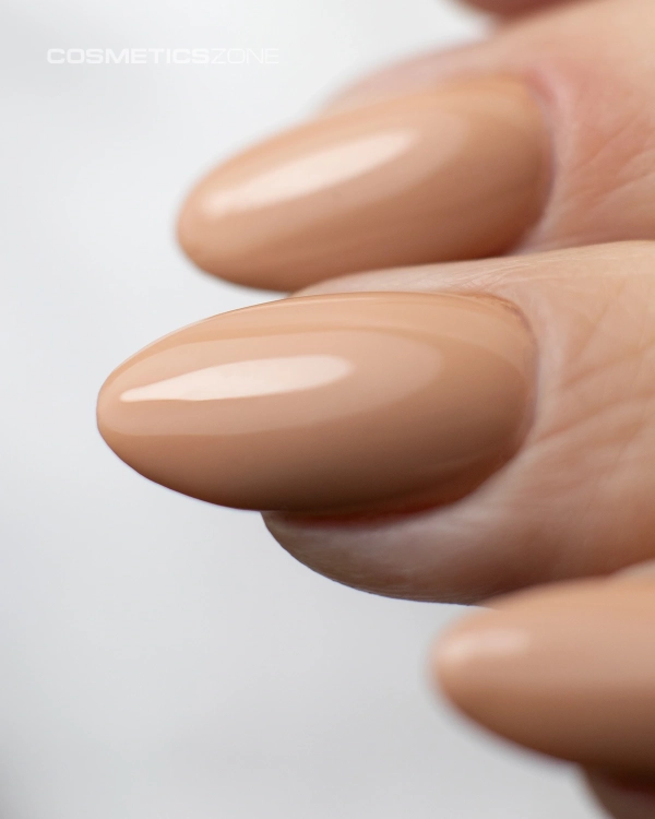 Manicure-hybrydowy.-Paznokcie-pomalowane-lakierem-hybrydowym-w-kolorze-bezowym.webp