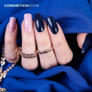 Manicure-z-wykorzystaniem-lakieru-hybrydowego-w-kolorze-granatowym.webp