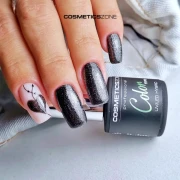 Manicure-hybrydowy-z-wykorzystaniem-hipoalergicznego-czarnego-lakieru-z-drobinkami-Night-Fairy-264-Cosmetics-Zone---wykonala-Ag.webp