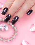 Manicure-wykonany-czarnym-brokatowym-lakierem-hybrydowym.webp