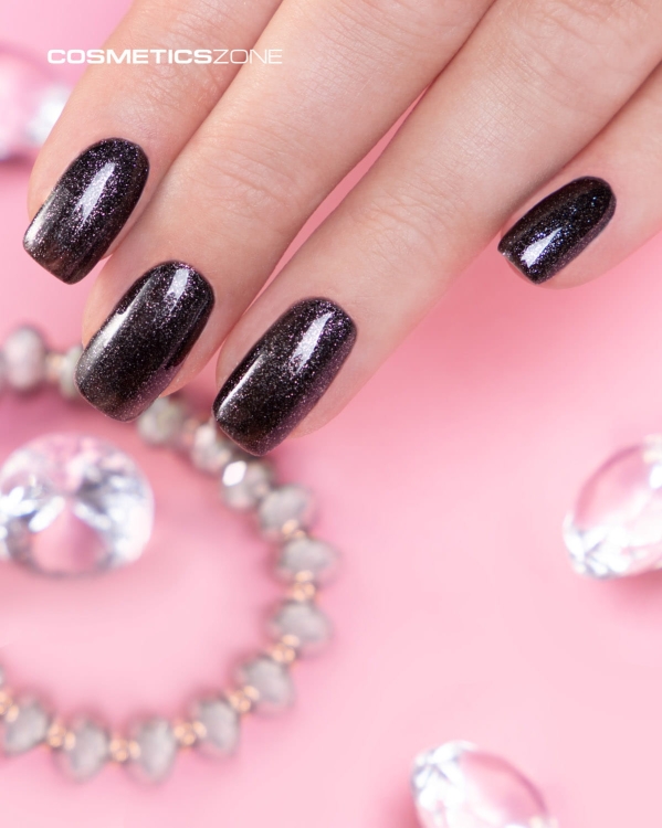 Manicure-wykonany-czarnym-brokatowym-lakierem-hybrydowym.webp