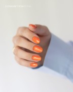 Paznokcie-pomalowane-hipoalergicznym-lakierem-hybrydowym-w-kolorze-pomaranczowym.webp