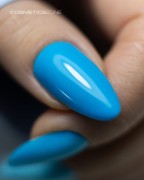 Manicure-hybrydowy.-Paznokcie-pomalowane-lakierem-hybrydowym-w-kolorze-turkusowym-niebieskim.webp