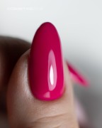 Manicure-hybrydowy.-Paznokcie-pomalowane-lakierem-hybrydowym-w-kolorze-ciemny-rozowy.webp
