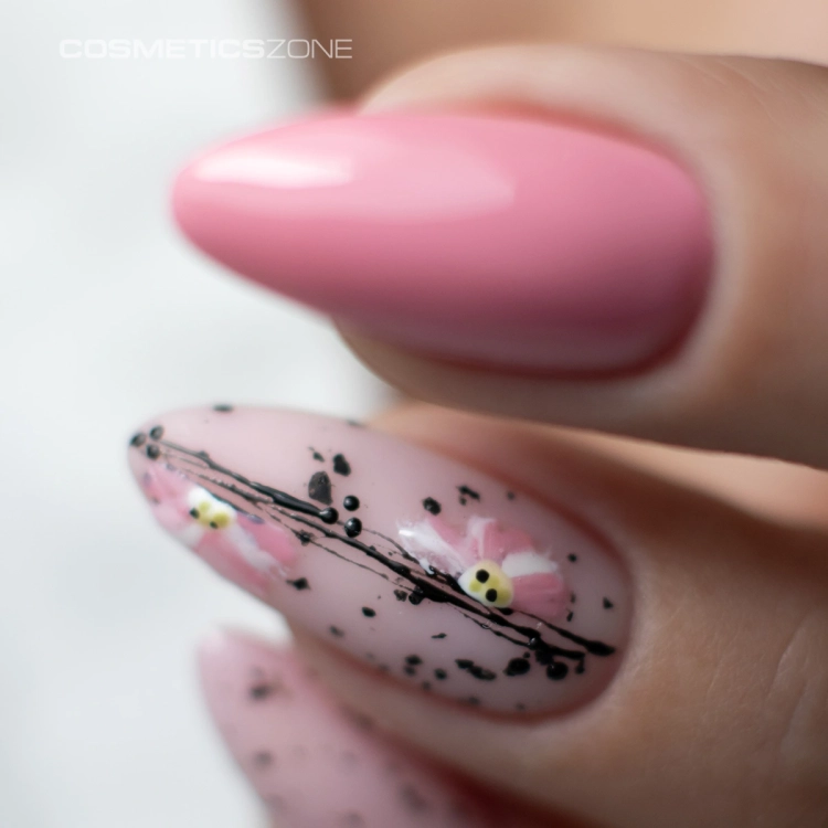 Manicure-hybrydowy-stworzony-z-wykorzystaniem-lakieru-hybrydowego-hipoalergicznego-w-kolorze-rozowym (1).webp