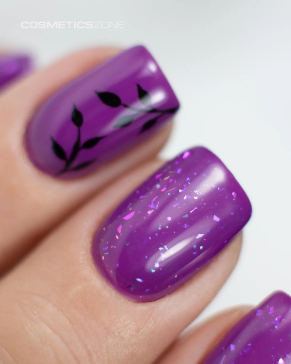Manicure-hybrydowy.-Paznokcie-pomalowane-lakierem-hybrydowym-hipoalergicznym-w-kolorze-fioletowym.webp