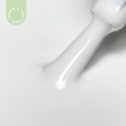 Pedzelek-zanurzony-w-lakierze-hybrydowym-hipoalergicznym-w-kolorze-bialym---Intense-White-003.webp