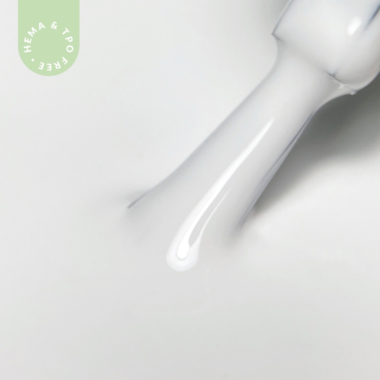 Pedzelek-zanurzony-w-lakierze-hybrydowym-hipoalergicznym-w-kolorze-bialym---Intense-White-003.webp