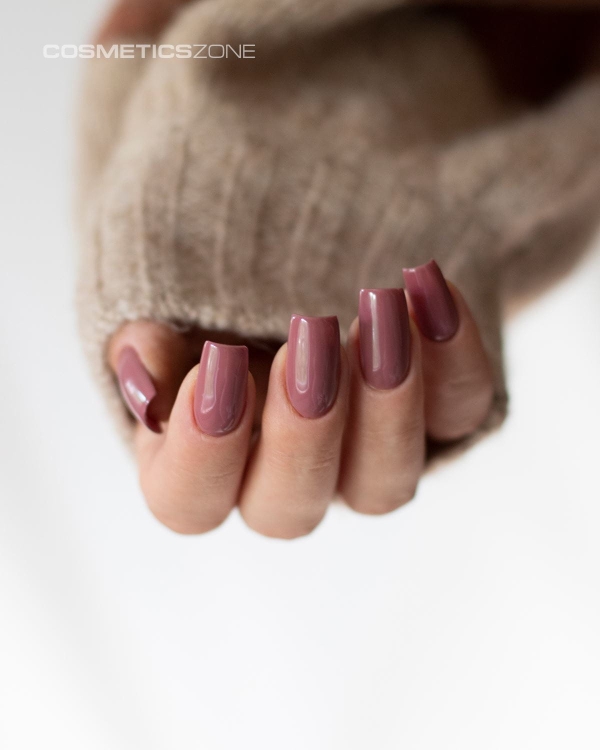 Manicure-hybrydowy.-Paznokcie-pomalowane-hipoalergicznym-lakierem-hybrydowym-w-kolorze-brazowym.webp