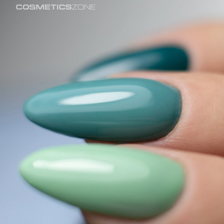 Manicure-hybrydowy.-Stylizacja-wykonana-z-wykorzystaniem-lakieru-hybrydowego-w--kolorze-brudnej-zieleni.webp