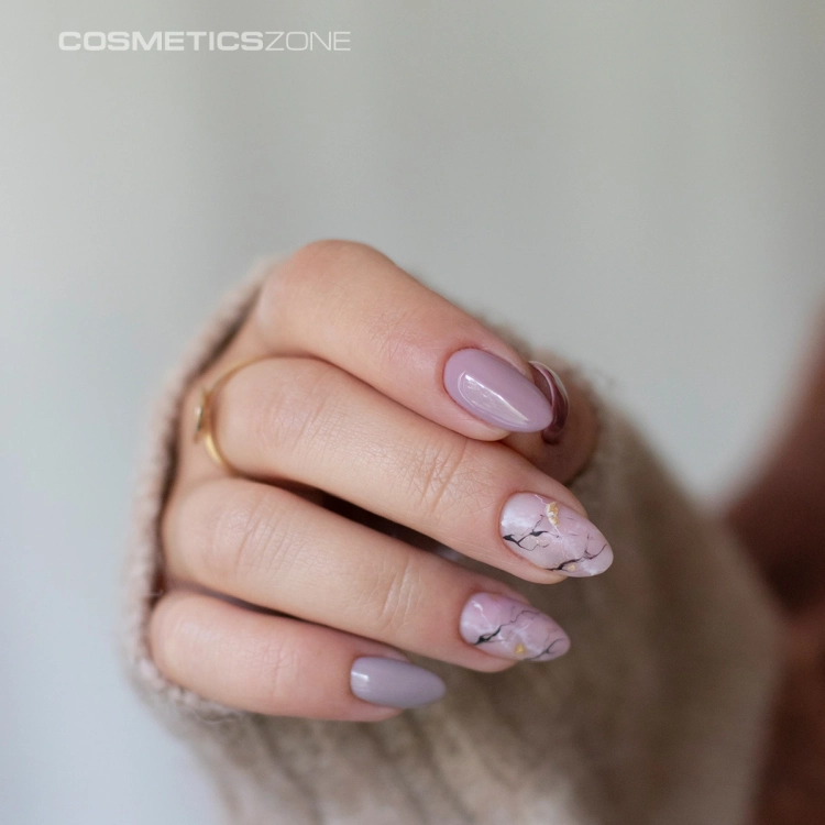 Manicure-hybrydowy.-Paznokcie-pomalowane-lakierem-hybrydowym-hipoalergicznym-w-kolorze-brudnym-rozowym-Dirty-Rose-199 (1).webp