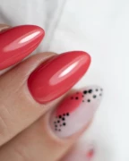 Manicure-hybrydowy.-Paznokcie-pomalowane-lakierem-hybrydowym-hipoalergicznym--w-kolorze-zgaszonej-czerwieni.webp