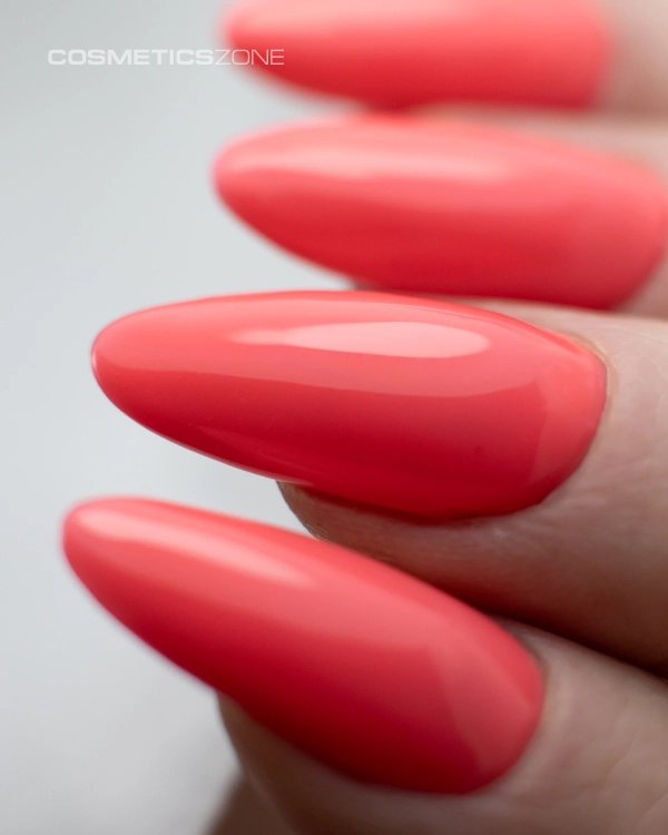 Manicure-hybrydowy.-Paznokcie-pomalowane-lakierem-hybrydowym-hipoalergicznym-w-kolorze-herbaciany-roz.webp