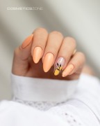 Manicure-hybrydowy.-Paznokcie-pomalowane-lakierem-hybrydowym-hipoalergicznym-w-kolorze-brzoskwiniowym.webp
