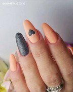 Manicure-hybrydowy.-Paznokcie-pomalowane-lakierem-hybrydowym-hipoalergicznym-w-kolorze-brzoskwiniowym.-Wykonanie-agnese_nailartist.webp