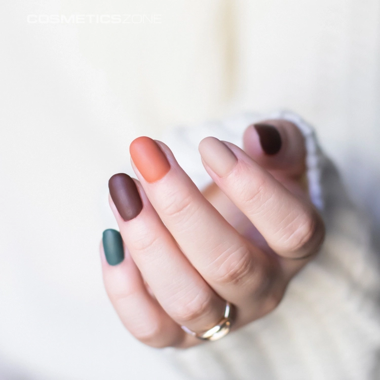 Manicure-hybrydowy.-Paznokcie-pomalowane-lakierem-hybrydowym-hipoalergicznym-w-kolorze-butelkowej-zieleni---Green-Benjamin- (1).webp