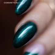 Manicure-hybrydowy.-Paznokcie-pomalowane-lakierem-hybrydowym-hipoalergicznym-w-kolorze-butelkowej-zieleni-z-drob (1).webp