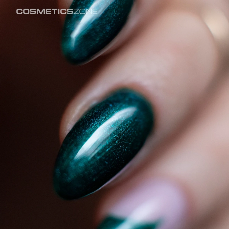 Manicure-hybrydowy.-Paznokcie-pomalowane-lakierem-hybrydowym-hipoalergicznym-w-kolorze-butelkowej-zieleni-z-drob (1).webp