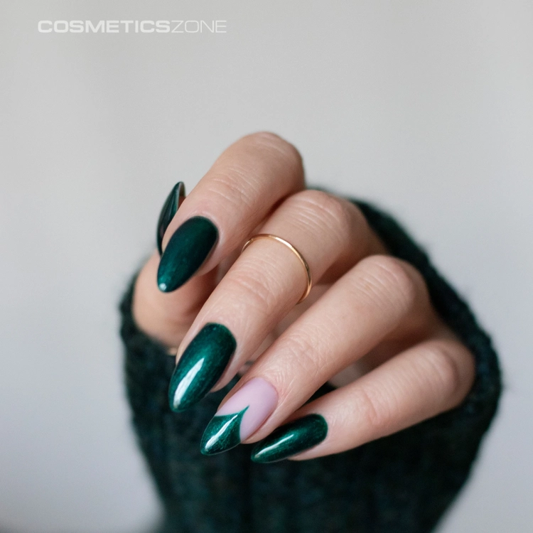 Manicure-hybrydowy.-Paznokcie-pomalowane-lakierem-hybrydowym-hipoalergicznym-w-kolorze-butelkowej-zieleni-z-drob (2).webp