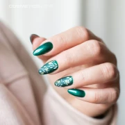 Manicure-hybrydowy.-Paznokcie-pomalowane-lakierem-hybrydowym-hipoalergicznym-w-kolorze-butelkowej-zieleni-z-drobinka.webp