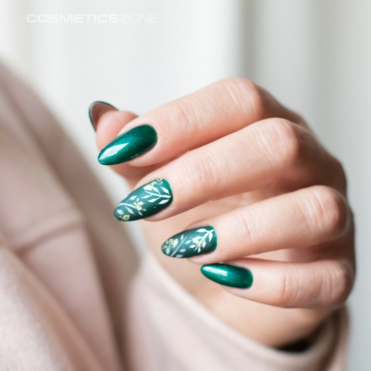 Manicure-hybrydowy.-Paznokcie-pomalowane-lakierem-hybrydowym-hipoalergicznym-w-kolorze-butelkowej-zieleni-z-drobinka.webp
