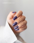 Manicure-hybrydowy.-Paznokcie-pomalowane-ciemnym-fioletowym-hipoalergicznym-lakierem-hybrydowym.webp