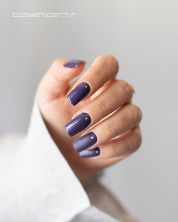 Manicure-hybrydowy.-Paznokcie-pomalowane-ciemnym-fioletowym-hipoalergicznym-lakierem-hybrydowym.webp