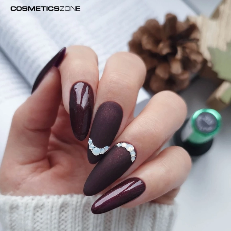 Manicure-hybrydowy.-Paznokcie-pomalowane-hipoalergicznym-lakierem-hybrydowym-w-kolorze-ciemnofioletowym-z-drobinkami.-W.webp