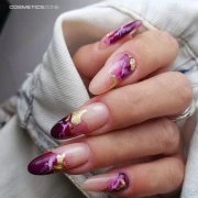 Manicure-hybrydowy.-Paznokcie-pomalowane-lakierem-hybrydowym-hipoalergicznym-w-kolorze-ciemnego-fioletu-z-drobinkami.--.webp