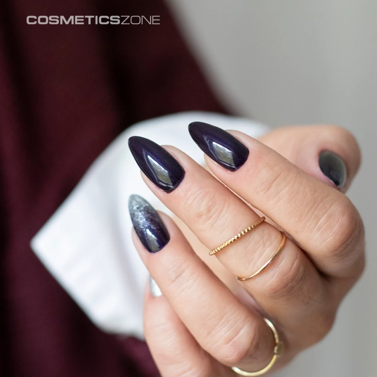 Manicure-hybrydowy.--Paznokcie-pomalowane-hipoalergicznym-lakierem-hybrydowym-w-kolorze-ciemnego-granatu-z-drobi.webp