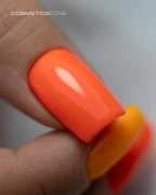 Manicure-hybrydowy.-Paznokciec-pomalowany-lakierem-hybrydowym-w-kolorze-ciemnego-pomaranczowego.webp