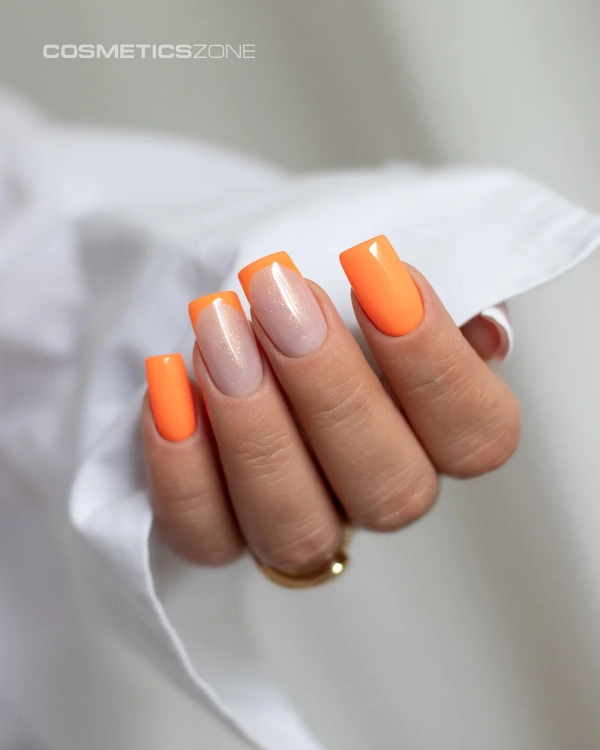 Manicure-hybrydowy.-Paznokcie-pomalowane-lakierem-hybrydowym-hipoalergicznym-w-kolorze-ciemnym-pomaranczowym.webp