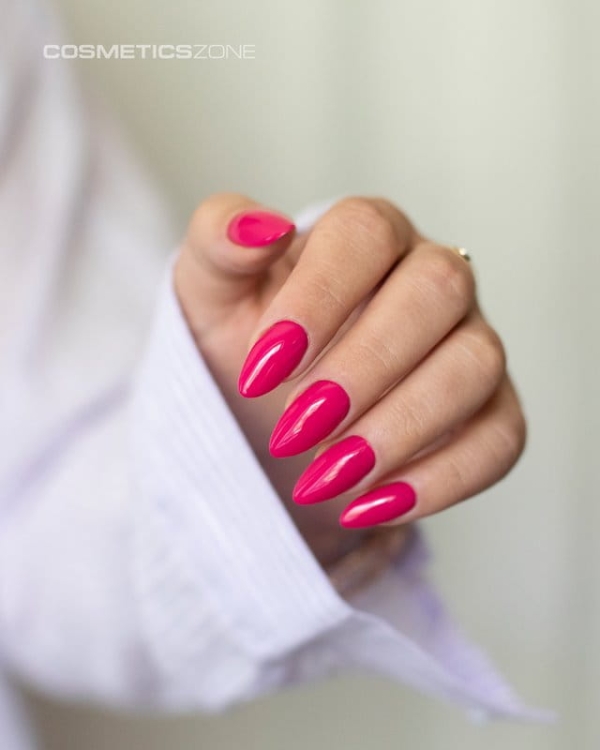 Manicure-hybrydowy.-Paznokcie-pomalowane-lakierem-hybrydowym-hipoalergicznym-w-kolorze-ciemny-rozowy.webp