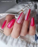 Manicure-hybrydowy.-Paznokcie-pomalowane-lakierem-hipalergicznym-w-kolorze-ciemny-roz.-Wykonanie-agnese_nailartist.webp