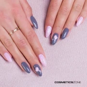 Manicure-z-wykorzystaniem-lakieru-hybrydowego-w-kolorze-ciemnym-szarym.webp