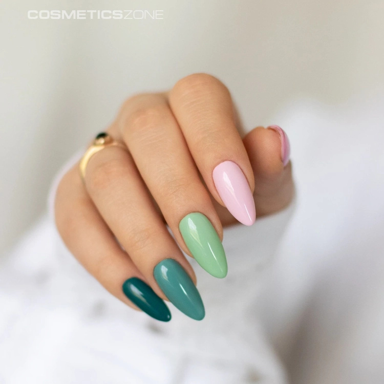 Manicure-hybrydowy.-Stylizacja-wykonana-z-wykorzystaniem-lakieru-hybrydowego-w-kolorze-ciemnym-zielonym.webp