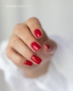 Manicure-hybrydowy-wykonany-czerwonym-lakierem-hybrydowym-hipooalergicznym.webp