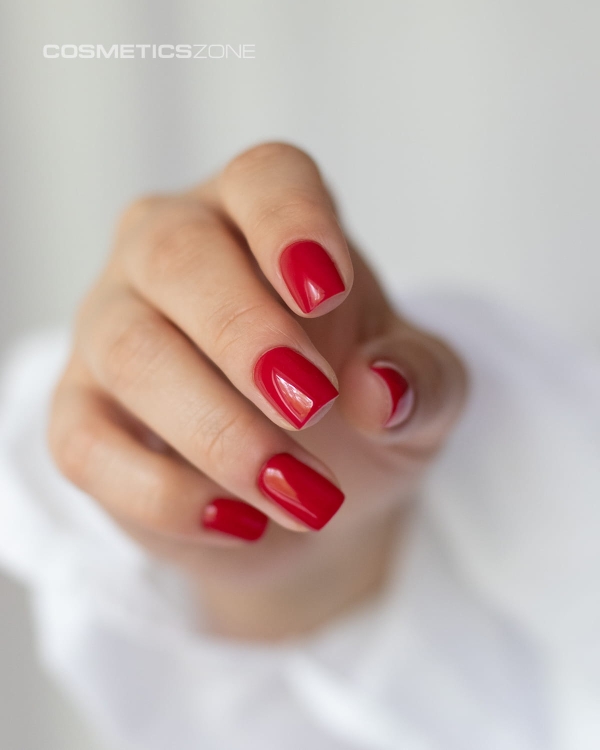 Manicure-hybrydowy-wykonany-czerwonym-lakierem-hybrydowym-hipooalergicznym.webp