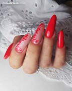 Manicure-hybrydowy.-Paznokcie-pomalowane-lakierem-hybrydowym-hipalergicznym-w-kolorze-neonowym-czerwonym.-Wykonanie-agnese_nailartist.webp