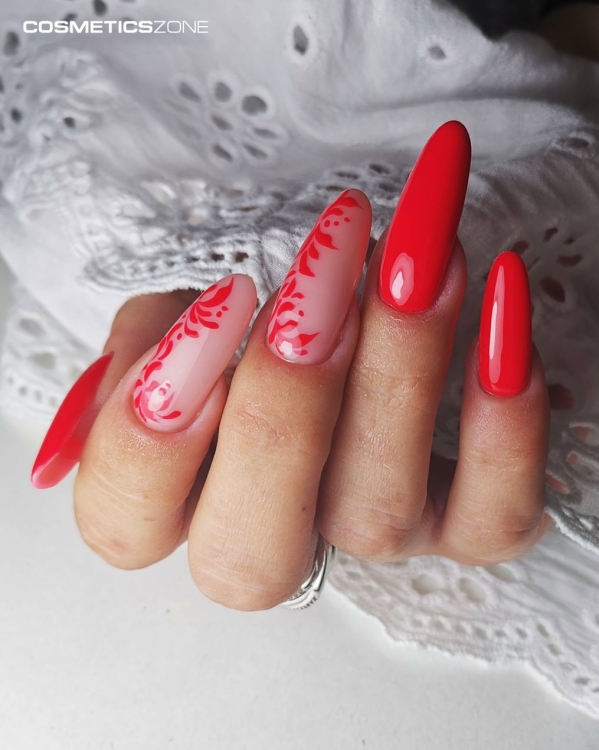 Manicure-hybrydowy.-Paznokcie-pomalowane-lakierem-hybrydowym-hipalergicznym-w-kolorze-neonowym-czerwonym.-Wykonanie-agnese_nailartist.webp
